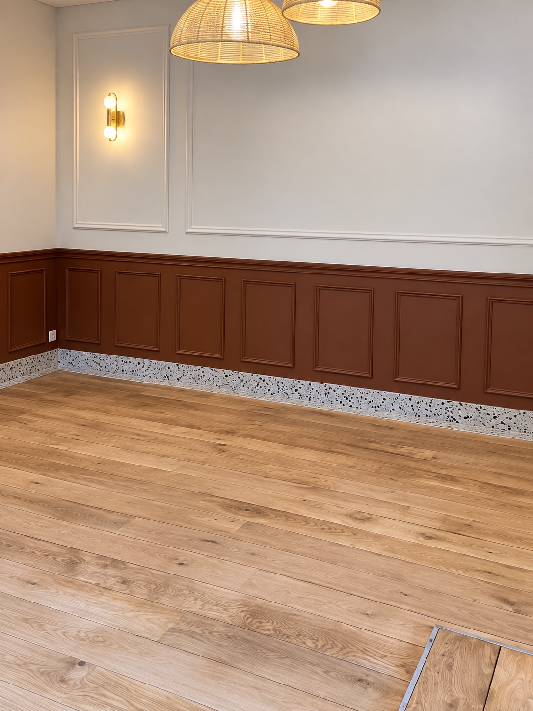 Salle avec soubassement décoratif et parquet