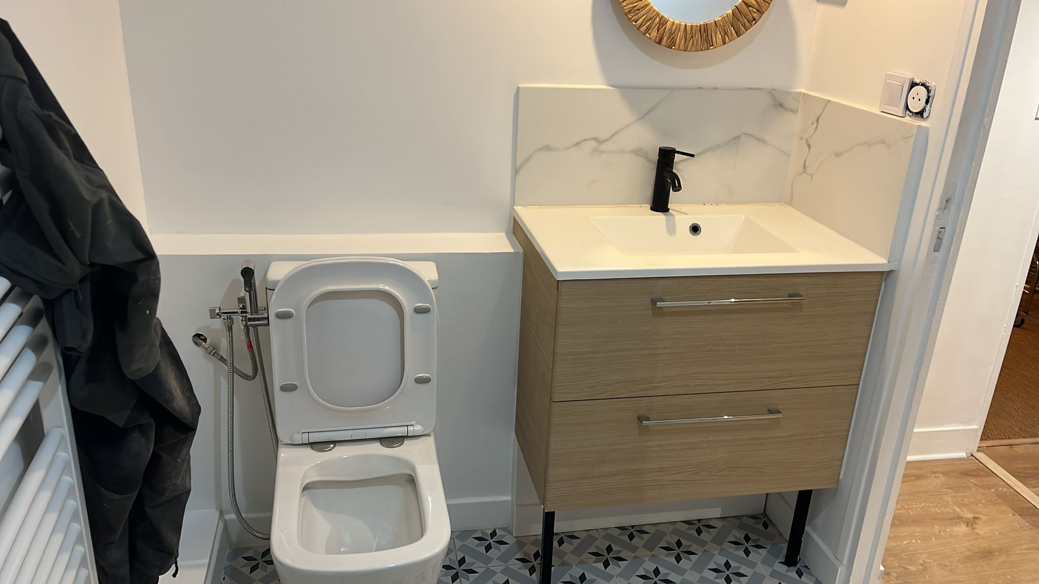 Salle de bain rénovée avec meuble vasque et WC